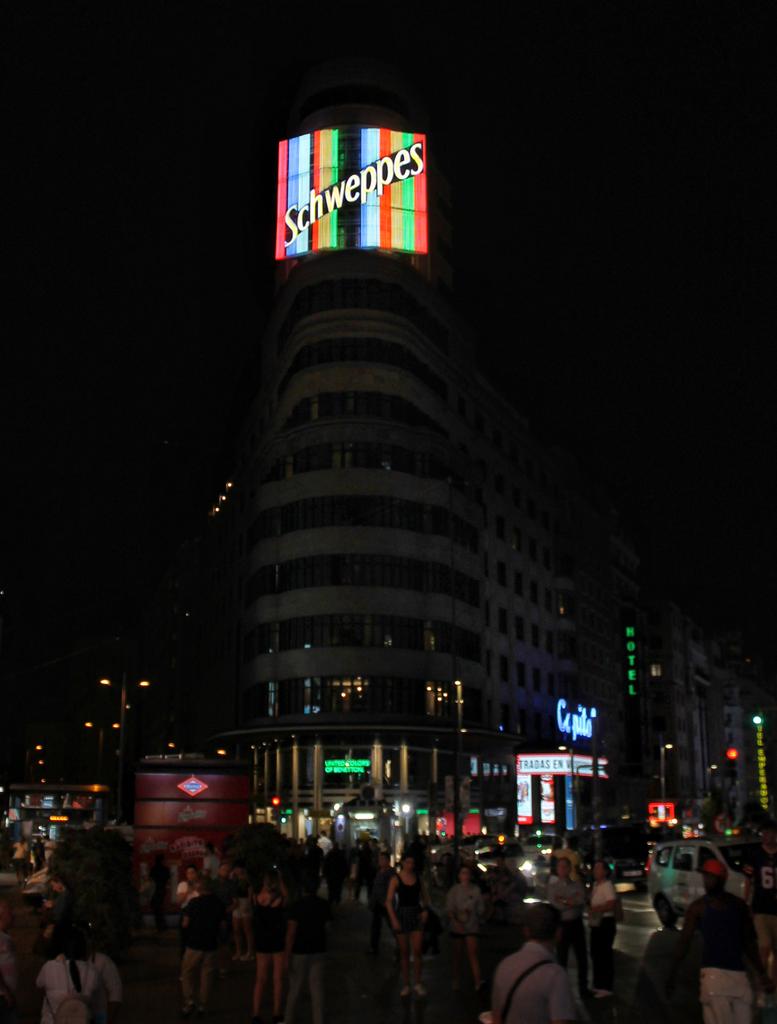 ManuelRevilla57's tweet photo. La Gran Vía tiene luces de colores durante todo el año ...
#Madrid #EdificioCapitol https://t.co/w1dOdTvyiF