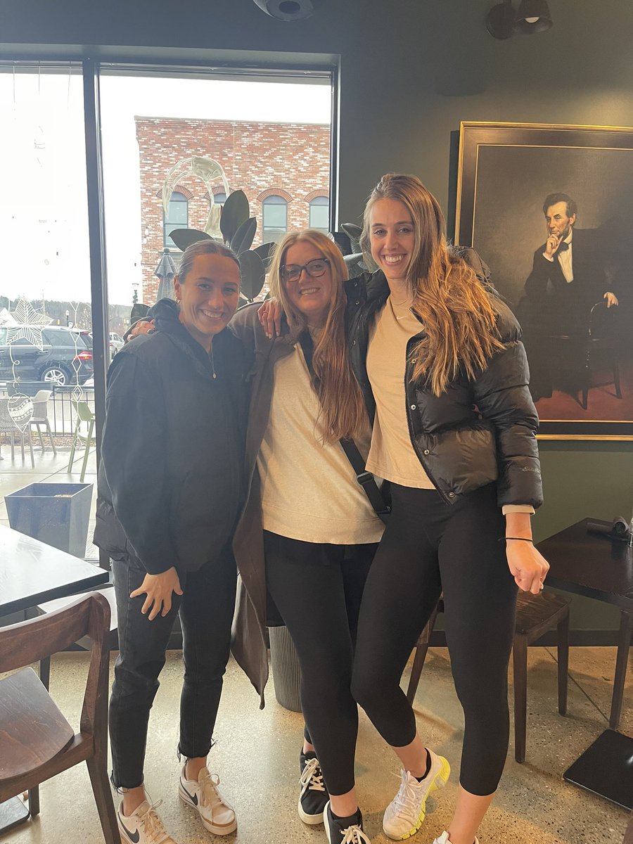 Brittany Zandstra (Berry) tweet media