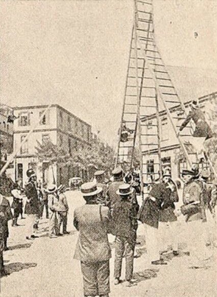 Ejercicios de la Décima Compañía de Bomberos de Valparaíso, en la Plazuela Ecuador. 
1908.