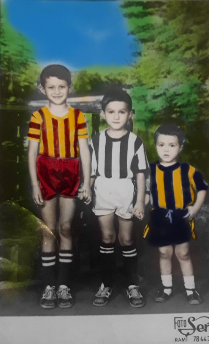 Biz 3 kardeşiz.Türkiye’yiz.  Galatasaray,Beşiktaş,Fenerbahçe’yiz. Değerlerimizle biri oynamaya kalkarsa böyle el ele ayakta dururuz. #Ataturk #kirmizicizgimiz