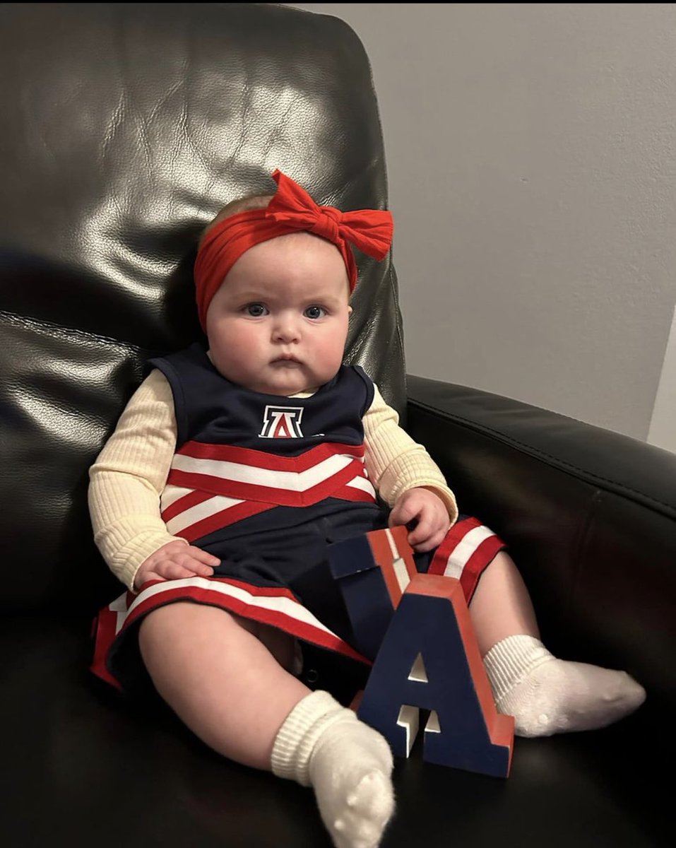 EQBirdGang's tweet photo. My mother in law put Olive in UofA gear. I think she is a Sun Devils fan like dad based on her face ๐ ๐ซ๐ซต๐ผ #FamilyFun #InStateRivalry https://t.co/lqtGtKWkfw