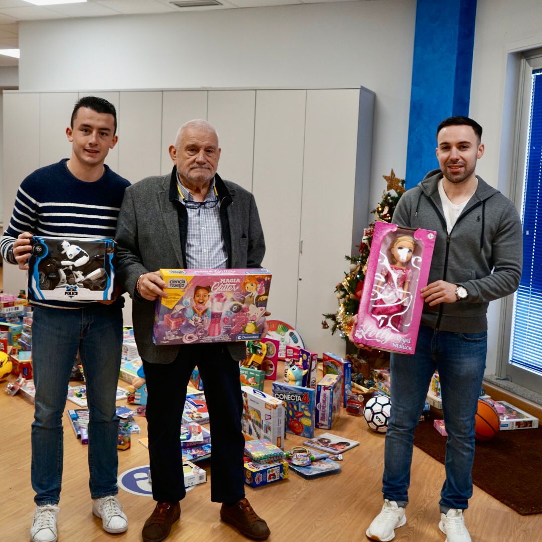 NNXX Lugo fai entrega a Cruz Vermella dos máis de 200 xoguetes novos recollidos para este Nadal 21noticias.com/2023/12/29/nnx… 
<a href="/NNXXLUGO_/">Novas Xeracións de Lugo Cidade</a> <a href="/nnxxgalicia/">NNXX GALICIA</a> <a href="/NNXX_Lugo/">NNXX Lugo</a>