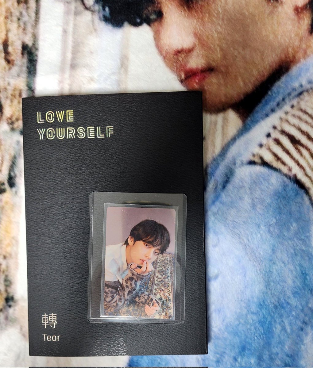 Shin1230V's tweet photo. 보내주신 선물 잘 도착했어요.
제가 너무 좋아했던 태형이의
치명적인 사진과 포카에 다시한번
굉음을 발사하고 말았네요🤭
레이오버 활동시 태형이 모습과
달달구리한 간식까지 역시 풍차님 @ssj6972 천사가 맞습니다😊
그리고 멋진 서포트를 ���주신 태태버스 @busantaetaebus 
고생하셨어요 🫂🙇‍♀️ 💜 https://t.co/MGHfJK251i