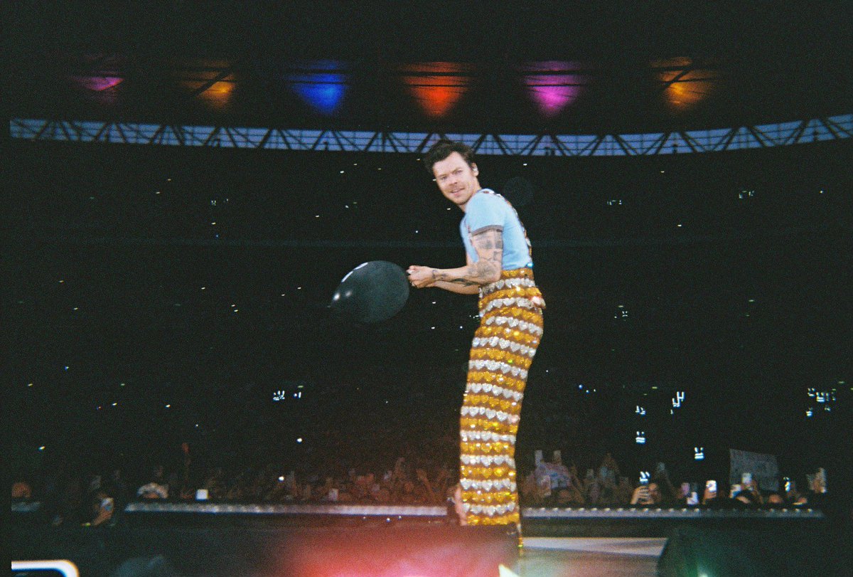 hesfilmbot's tweet photo. harry doing a gender reveal for a fan 🥹 Wembley n2, 2023. https://t.co/8W8iKouFhH