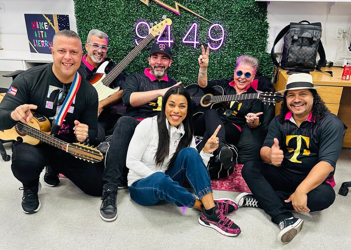 YaniraFlowers's tweet photo. Thank you, Sonora Magenta! For delighting 9449 and our customers with a traditional Puerto Rican "Parranda"... 🎼🎸🪇 #tmobilepr #gigantes #traditions #sonoramagenta #tmobile @Josuet75 @WencyBaerga @JEMartel @ChartierDoug https://t.co/L9CFM1sgTT