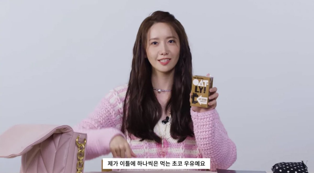 #oatspotting celebrities! Girls Generation’s Im Yoon-A did a “What’s in my bag?” video with Vogue Korea, and she had a chocolate Oatly tetrapak in there. She says she drinks one every other day! bit.ly/3GT2JGc
