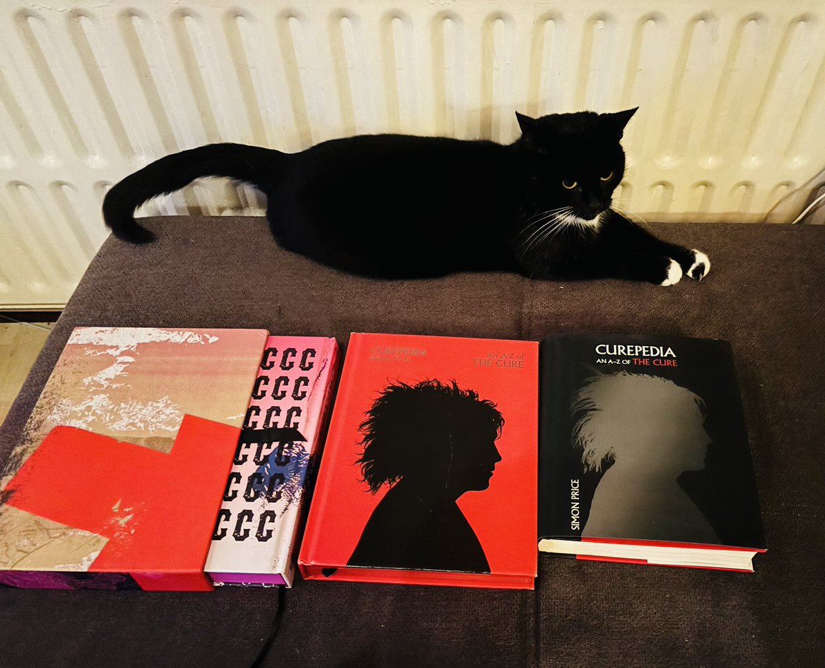 Meet Bob… Looking at the 3 editions of #Curepedia in a row. #CatsWithCurepedia @simon_price01 @WhiteRabbitBks @HeyvaertWi64993 now te 3 versions are united… ❤️