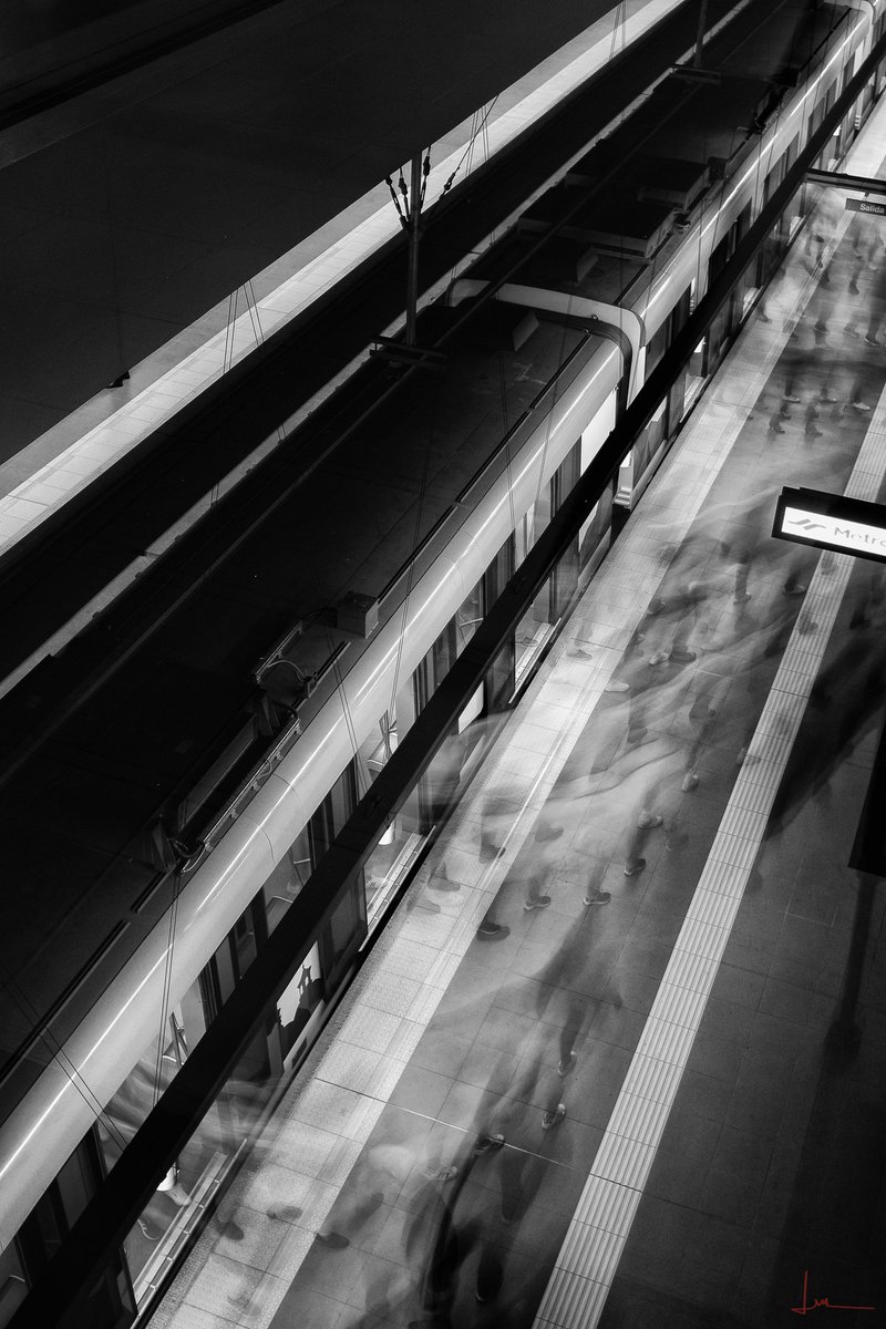 Commuters 
.
.
.
.
.
#urbanphotography #streetphotography #urbex #shoot2kill #streetmobs #urbanandstreet #longexposure #urbanromantix #urbanphoto  #streettogether  #bhphoto #streetexploration #blackandwhitephotography #fujix100f #fujifilm #subway #metrodequito