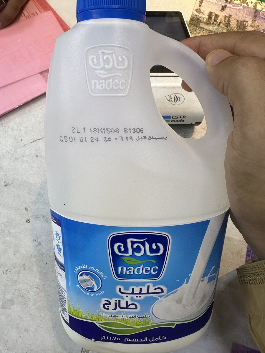 hattan_988's tweet photo. @NadecCare شكراً شركة نادك. اشتريت حليب من احد محلات السوبر ماركت وطلع باقي فيه يومين بالتاريخ. ثقتي للمنتج اشتريته من غير ما اشوف تاريخه. لكن تفاجأت بريحه كريهه بالحليب وتكتل غريب داخل عبوة المنتج. 
تم استرجاع الحليب وأخذ المبلغ.
*صوره مع التحية @cpaksa https://t.co/YVpayb5I02