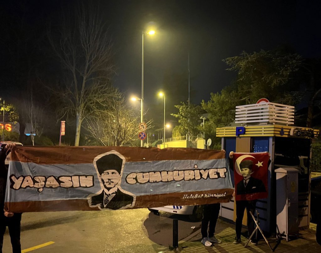 uniggistanbul's tweet photo. "ATATÜRK VE İSTİKLAL MARŞI PAZARLIK KONUSU OLAMAZ!"

📍 Suudi Arabistan Başkonsolosluğu 

#ÜniversiteliTrabzonsporlular https://t.co/R6JEShm7Ur