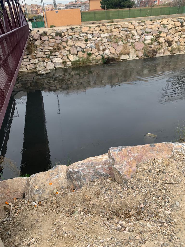 privatiusfundac's tweet photo. #riosegura a su paso por el puente #paraje de #alguazas totalmente negra. @MeteOrihuela #seprona
@MolinaPolicia @AlguazasPolicia
@chsriosegura #MolinadeSegura https://t.co/qdq7nCV9tJ