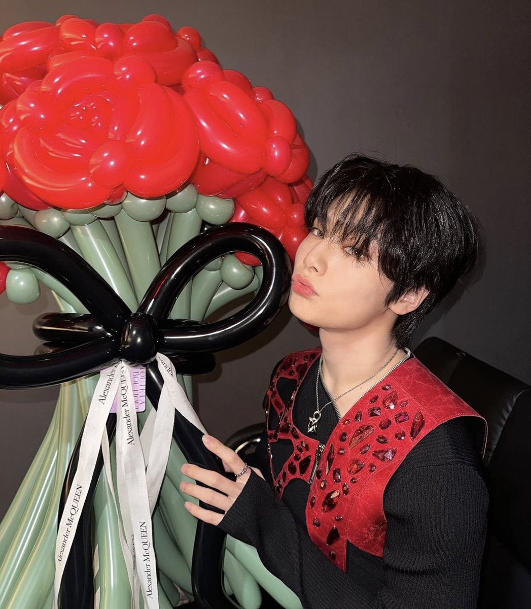foxy_mary01's tweet photo. Acabo de caer en cuenta que no hay familia McQueen para Jeongin, la marca no tiene lazos con absolutamente ningún otro idol. Cuando lo nombren será el hijo único y consentido. Ni si quiera hubo alguien antes que él 😭

McQueen's King I.N
#I_NxALEXANDERMCQUEEN
#아이엔 @McQueen https://t.co/ezDy3xZYZI