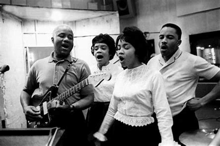 Jonatha10574808's tweet photo. #5CoverSongsDecBirthday
💜#PopStaples (born 28Dec) wrote #FreedomHighway 1965
#RhiannonGiddens✍️🏾We are far more alike than we are different. We cannot let hate divide us
🎼There's just 1 thing
I can't understand, my friend
Why some folks think freedom
Is not designed 4 all men https://t.co/gdJUeYtUKu