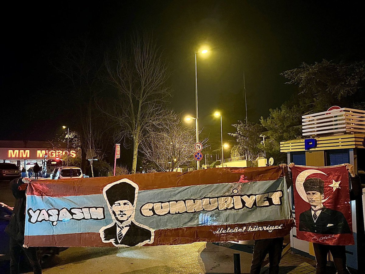 Bir grup Trabzonspor Taraftarı, Suudi Arabistan Başkonsolosluğu önünde pankart açtı. 🇹🇷