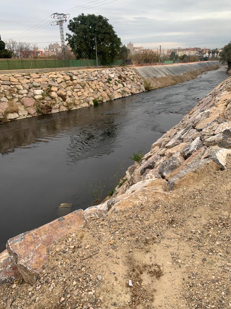 privatiusfundac's tweet photo. #riosegura a su paso por el puente #paraje de #alguazas totalmente negra. @MeteOrihuela #seprona
@MolinaPolicia @AlguazasPolicia
@chsriosegura #MolinadeSegura https://t.co/qdq7nCV9tJ