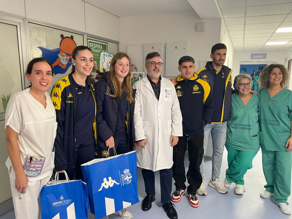 Esta mañana, los niños y niñas ingresados en el Hospital Teresa Herrera han recibido la visita de los jugadores del Depor (Jaime y Jeremay), y de las jugadoras del Depor Abanca (Elena y Antia). Un rato muy agradable para disfrutar de sus ídolos. Gracias!!