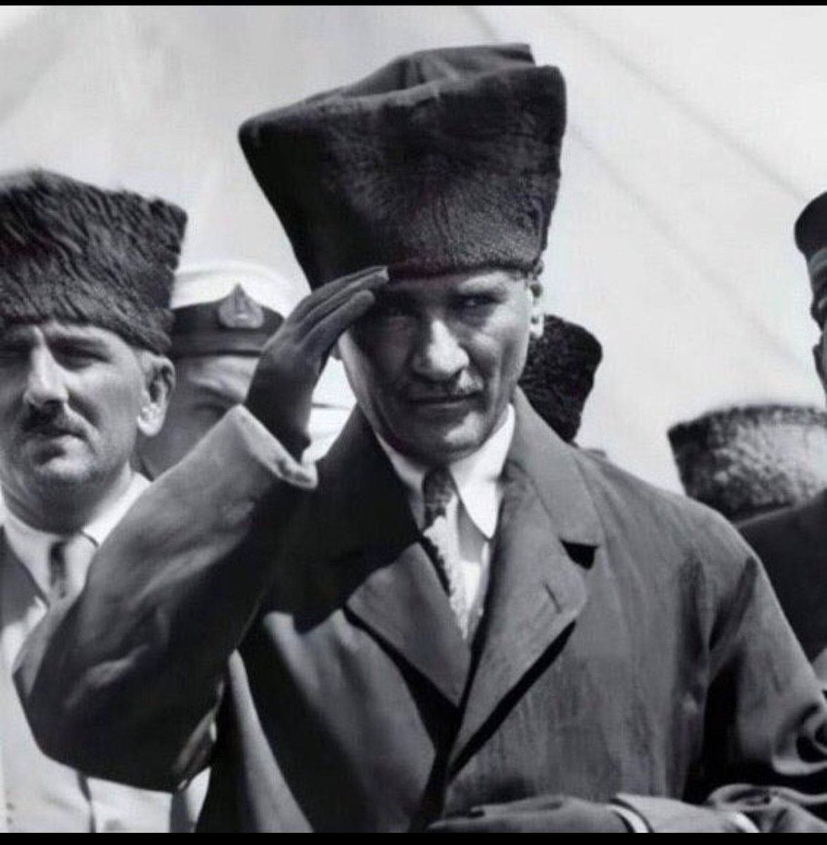 Saygı duyacaksınız...
Atatürk Atatürk Atatürk
Yurtta sulh cihanda sulh