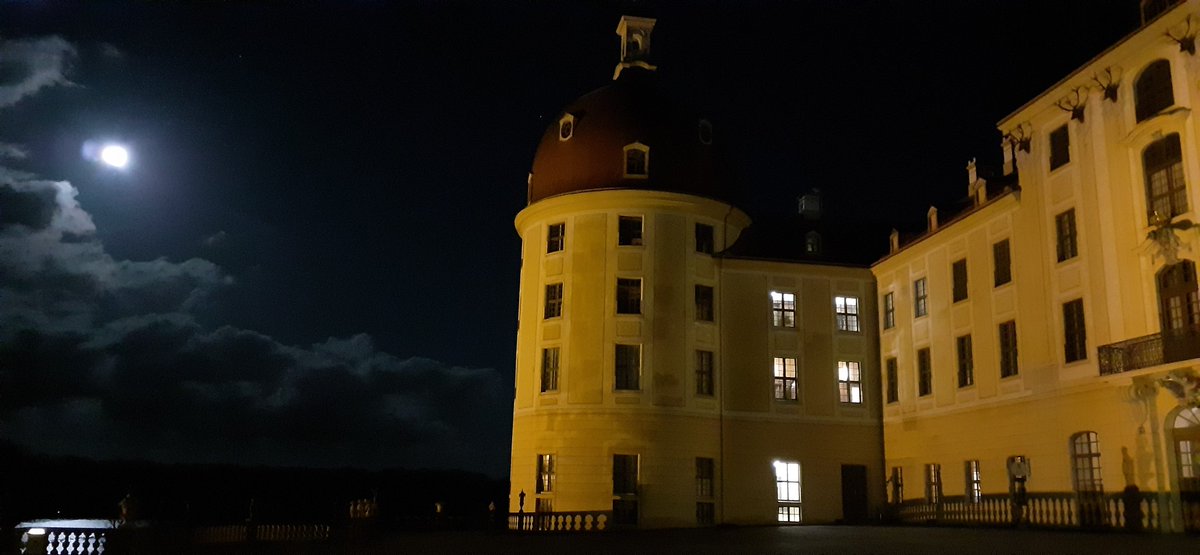 #dreihaselnüssefüraschenbrödel #moritzburg @SchlossZeitz #cindererella #artchitecture
#moonpower #lunalife
#moon #luna
#architecture