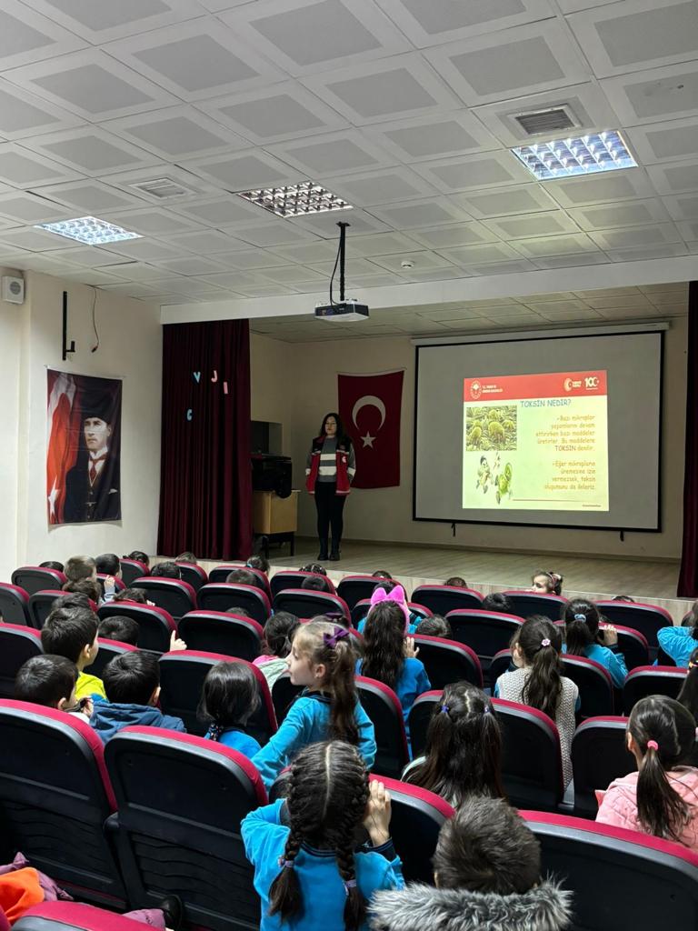 torulmem's tweet photo. İlçemiz 15 Temmuz Şehitler İlkokulunda öğrenim gören öğrencilerimize Gıda ve Hijyen Eğitimi, ilçemiz İlçe Tarım ve Orman Müdürlüğü ekiplerince yapıldı. https://t.co/kuBwHJhRsb