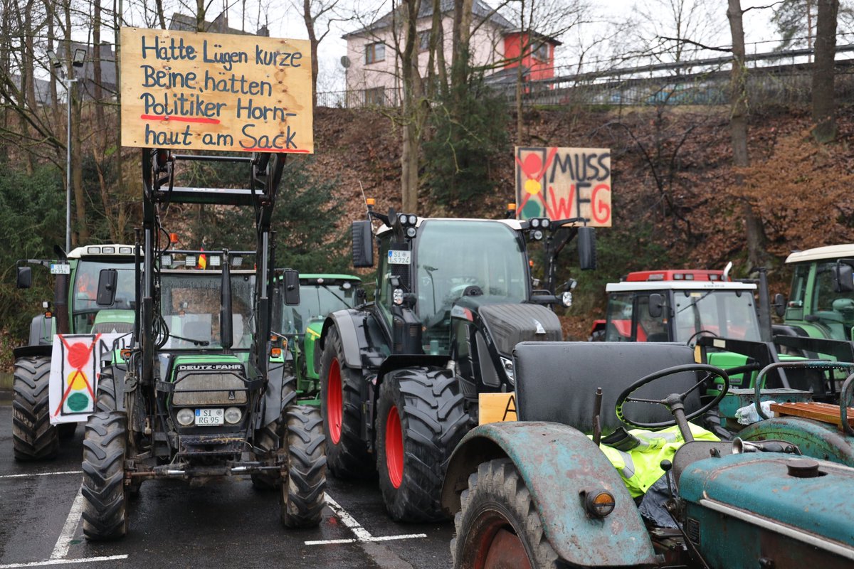 Zahlreiche Landwirte 👩‍🌾 und Angehörige nahestehender Branchen 🚛 demonstrierten heute im Siegener Innenstadtbereich gegen die von der Ampelkoalition geplanten Kürzungen. Der Verkehr kam teilweise komplett zum Erliegen. Die Protestaktionen verliefen größtenteils friedlich.