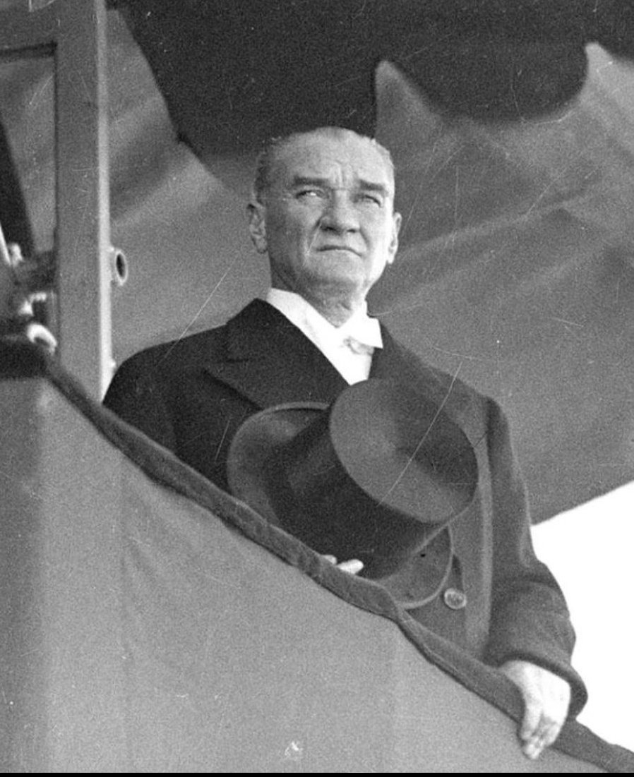 the_teacher_'s tweet photo. Kupa umrumuzda değil dik durun yeter. Gerekirse çıkın gelin. Kimse Atatürk'ün adını silemez. Biz arkanızdayız @GalatasaraySK #GSvsFB https://t.co/GgJWMBynQl