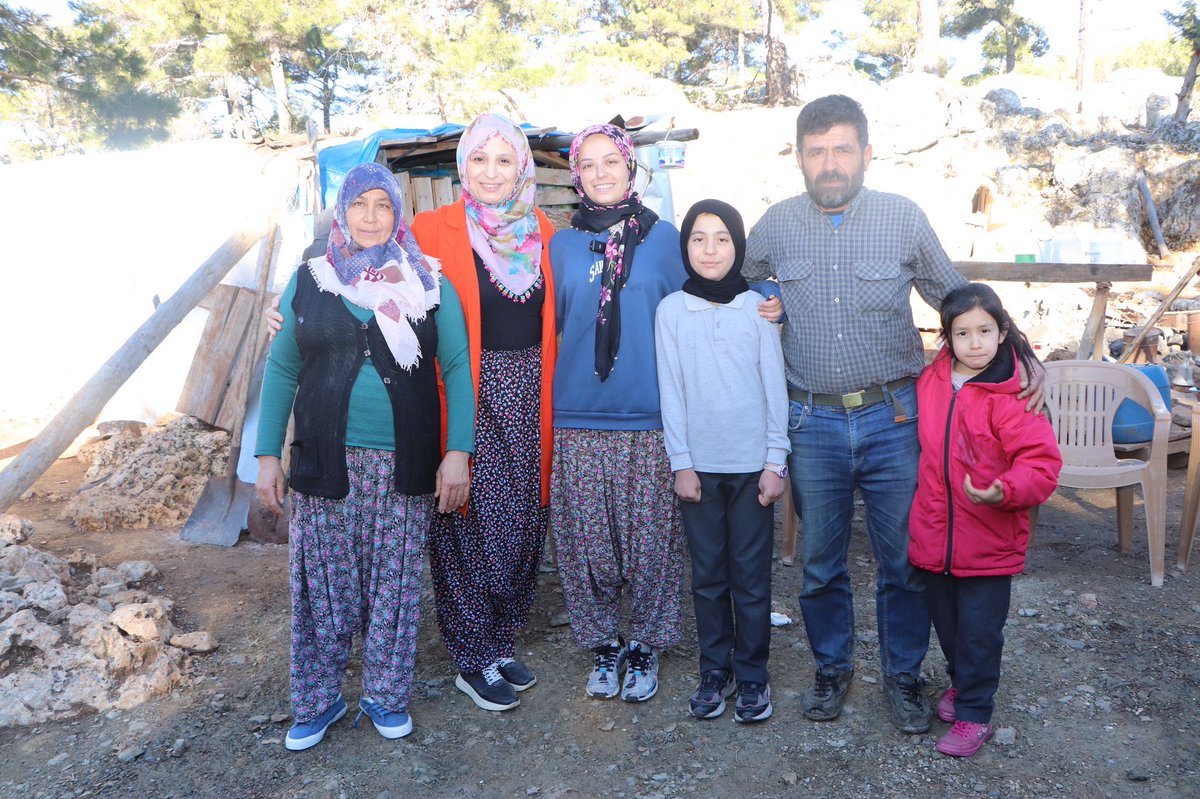 İl Milli Eğitim Müdürümüz Sayın Fazilet DURMUŞ, sosyal medyada "gezenoğlak"olarak bilinen Elif AKÇİVİ'yi ve ailesini Gülnar'daki köyünde ziyaret etti.

<a href="/tcmeb/">Millî Eğitim Bakanlığı</a> 
<a href="/ahpehlivan53/">Ali Hamza Pehlivan</a> 
<a href="/fazilet_durmus/">Fazilet Öğretmen 🇹🇷</a>
