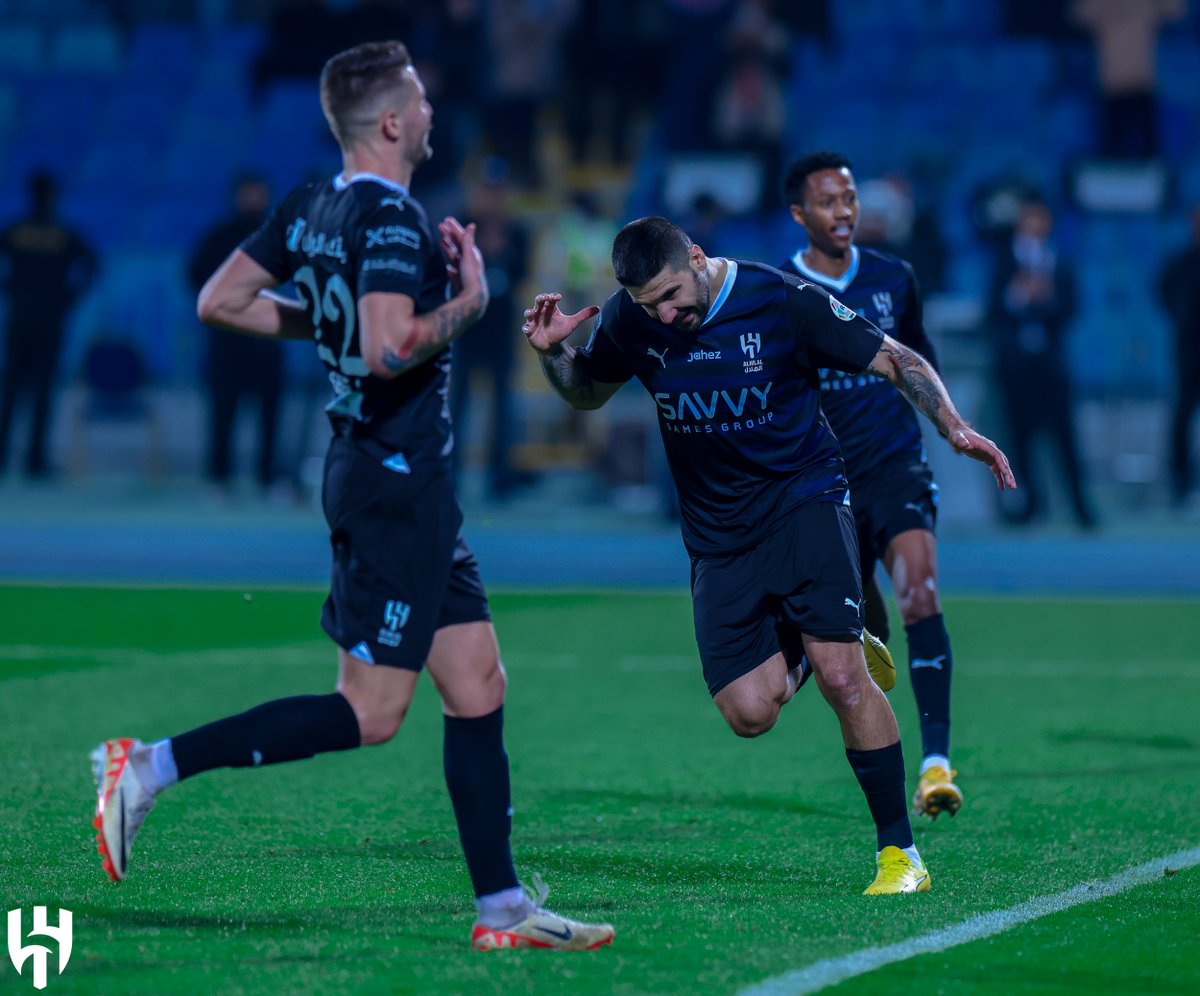 Alhilal_EN's tweet photo. “MITROVIĆ” is a great idea that has many forms and manifestations 💙🔥

Here is the story behind the second goal 😎 https://t.co/kvWpWKFAww
