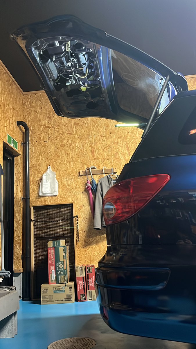 zvw51_nurse's tweet image. バックカメラの修理頼まれてやってるけど一番最悪な配線引き直し疑惑………
眠い………
#diy #車弄り