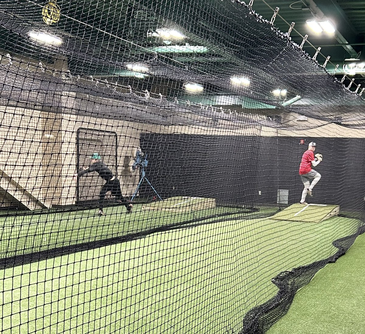 GreenGiant2219's tweet photo. Love having all these college players coming back to Edison to get their work in during the winter and helping our current players work on their craft!  #EaglesWin #ForTheBirds #ShakeAndBake #EdisonBaseball https://t.co/sRveIQ4eHQ