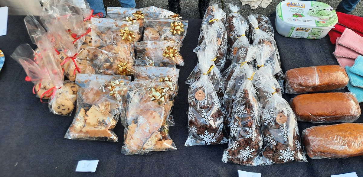 carine_combe's tweet photo. Ce Vendredi 29 Décembre... une dizaine d'élèves des #ClassesDeCycle4 du #CollègeLesTroisVallées était présente sur le Marché de #LaVoulte pour vendre du "Fait Maison"... Organisé de A à Z par les élèves eux-mêmes ! 🤩
#Paris nous voilà ! https://t.co/tq0U2CCS75