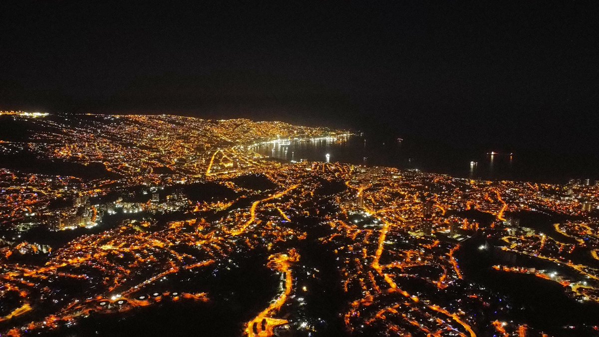 Alfred_VMermedo's tweet photo. Valparaiso - Viña del Mar
.
.
.
Desde las alturas 
#night #dji #mini2 #500m #Valparaíso #viña #chile #follo4folloback #4k https://t.co/cap9M0K0z9