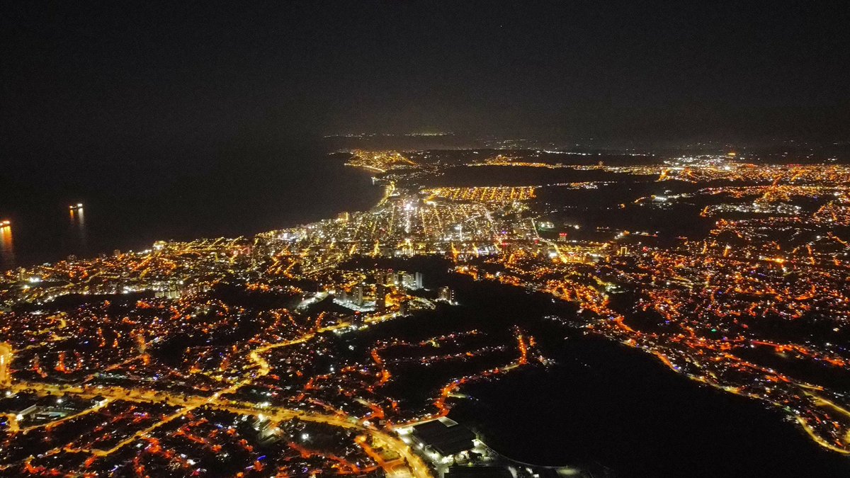 Alfred_VMermedo's tweet photo. Valparaiso - Viña del Mar
.
.
.
Desde las alturas 
#night #dji #mini2 #500m #Valparaíso #viña #chile #follo4folloback #4k https://t.co/cap9M0K0z9