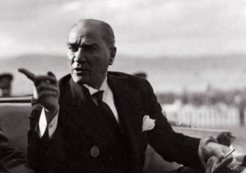 ilhantasci's tweet photo. Ben Atatürk'ü sevmeyenleri de sevmem…
O bir insan değildir bizler için… Bir ilkedir, bir idealdir, bir rejimdir, bir ülkedir, özgürlüktür, bağımsızlıktır, medeniyettir…
Biz hepsine birden “Atatürk” deriz…
Bu yüzden dilimizden düşmez…
Bekir Coşkun (21 Şubat 2015) 
#GSvFB https://t.co/eKS1W6pKa2