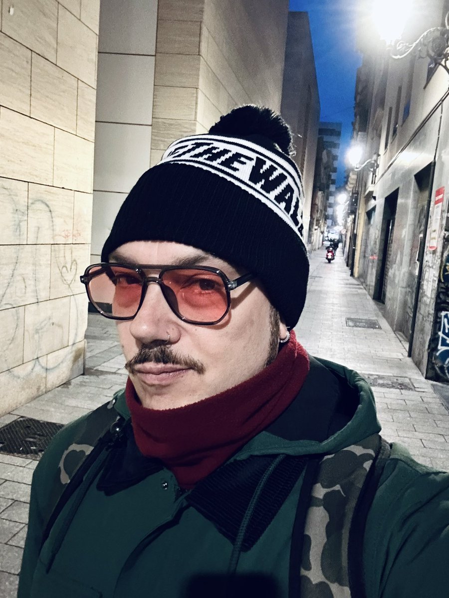 Nega_Maiz's tweet photo. -Por qué tan elegante Homero?
- Porque hoy es el último bolo del año, chico.
Nos vemos en el @Festivern_info. 23.45h
#Tour23
#YesFuture
#LCDM https://t.co/0VqBo5RDZO