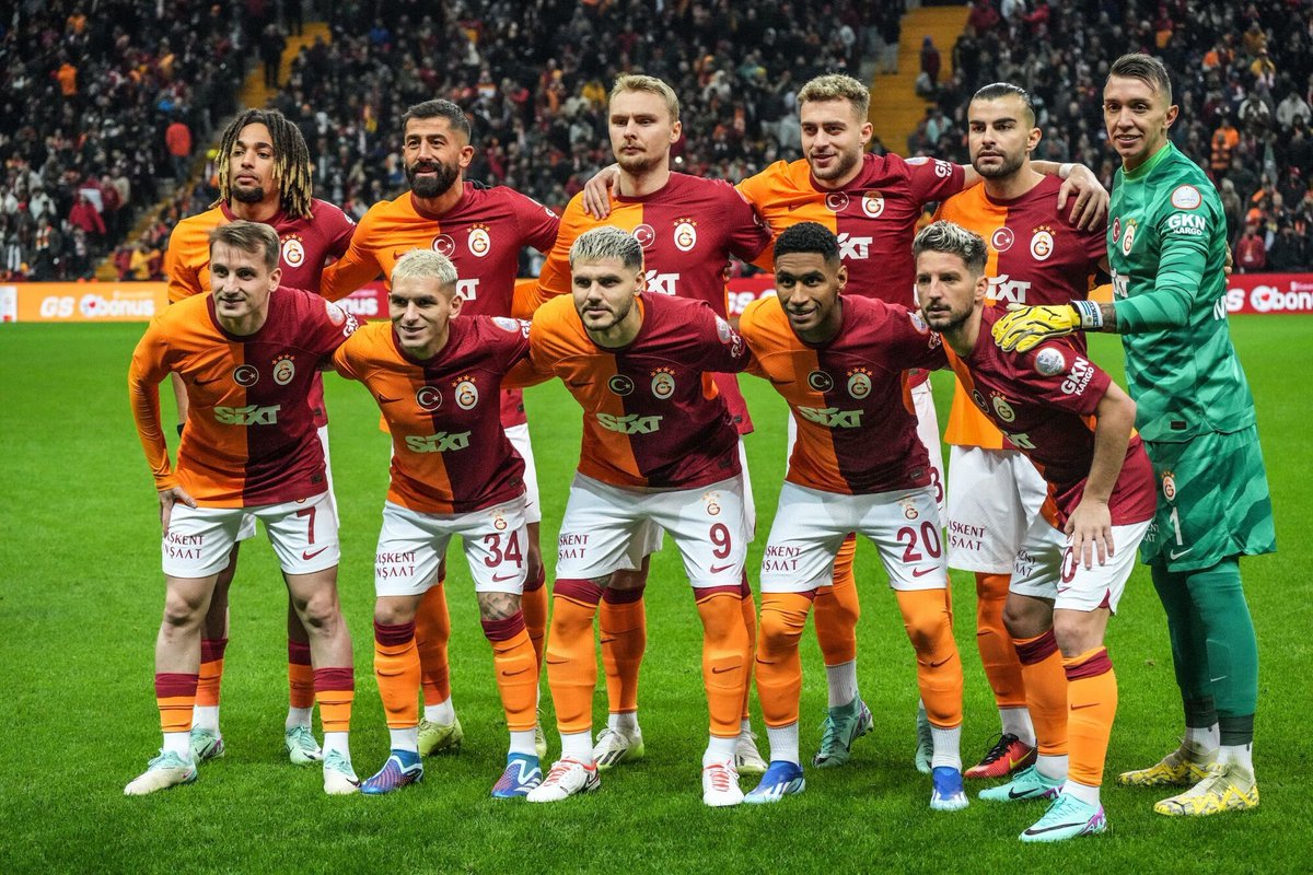 ActuFoot_'s tweet photo. 🚨🇹🇷 BREAKING ! La finale de la SuperCoupe de Turquie prévue ce soir à 18h45 est 𝗔𝗡𝗡𝗨𝗟𝗘́𝗘 !

À la fois Galatasaray et Fenerbahce refusent de jouer sans l’inscription 'Atatürk' sur leur maillot ce soir à Riyad en Arabie Saoudite 🇸🇦.

Une inscription faisant référence à Mustafa Kemal Atatürk, fondateur de la République Turque. 

Les instances d’Arabie Saoudite ont interdit cette inscription venant même à forcer les agents de sécurité à saisir toute personne rentrant dans le stade avec ces inscriptions.

Les deux équipes ont décidé de boycotter le match.

🗞️ @SuleymanRodop