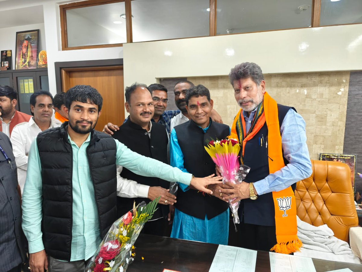 KiranDeoBJP's tweet photo. आज भाजपा प्रदेश कार्यालय कुशाभाऊ ठाकरे परिसर में कार्यकर्ताओं से मुलाकात की। कार्यकर्ताओं के कठोर परिश्रम से ही प्रदेश में कमल खिला है इसके लिए सभी कार्यकर्तागण बधाई के पात्र हैं। https://t.co/X3nmMwAphq