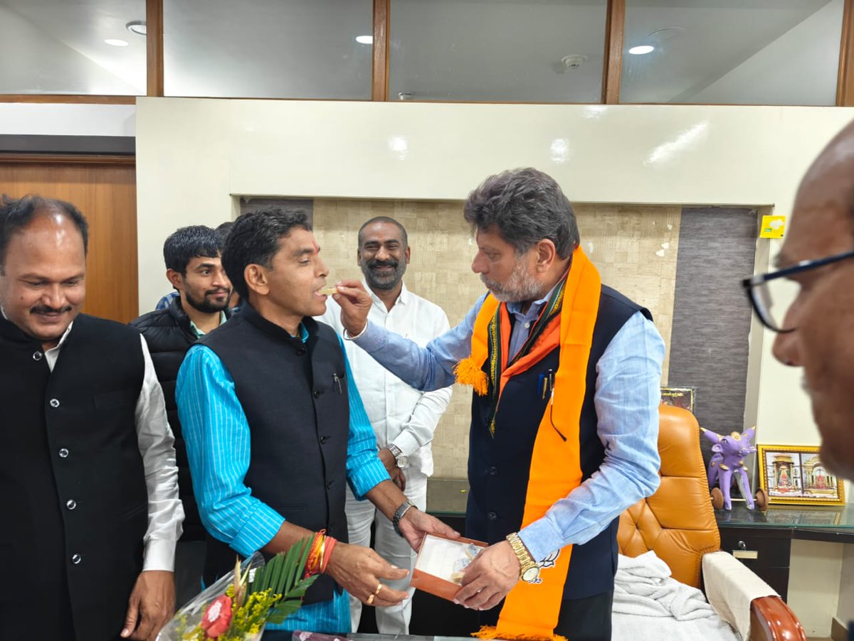 KiranDeoBJP's tweet photo. आज भाजपा प्रदेश कार्यालय कुशाभाऊ ठाकरे परिसर में कार्यकर्ताओं से मुलाकात की। कार्यकर्ताओं के कठोर परिश्रम से ही प्रदेश में कमल खिला है इसके लिए सभी कार्यकर्तागण बधाई के पात्र हैं। https://t.co/X3nmMwAphq