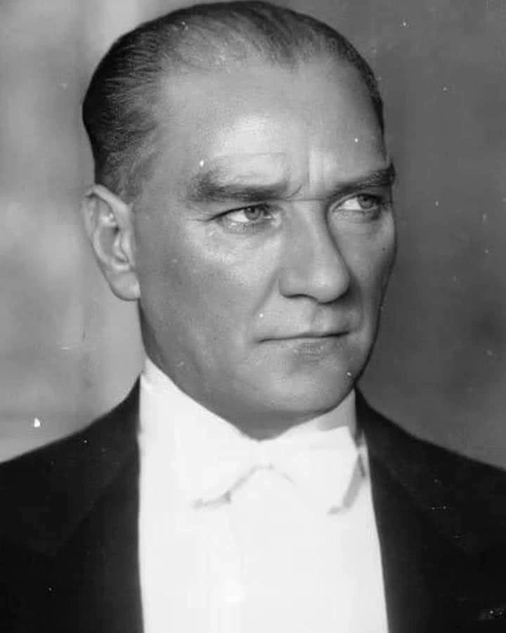 Atatürk Etkisi, zaman mekan tanımaz!

Atatürk,“Görevim bitmemiştir,
bitmeyecektir,ben toprak olduktan sonra da devam edecektir"demişti.
(Atatürk'ün Bütün Eserleri, C.18, s.94)

Fikirleri çoktan ölmüş liderler çağında Mustafa Kemal Atatürk, ölümünden 85 yıl sonra ölümsüz
