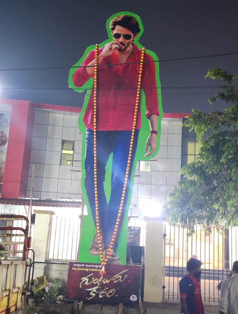 DayaArjun2's tweet image. Rajahmundry Apsara theatre ❤️🔥
Sudarshan daggara kuda same still 🔥🔥
#GunturKaaram @urstrulyMahesh @vamsi84