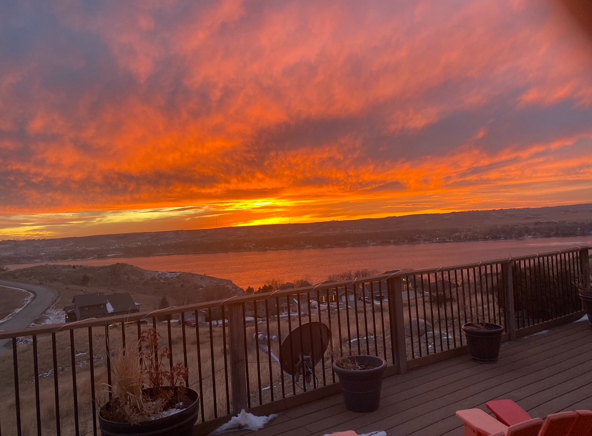 @cramforce Amazing Sunset Malte- We have an amazing sunset over our Missouri River that I frequently capture!