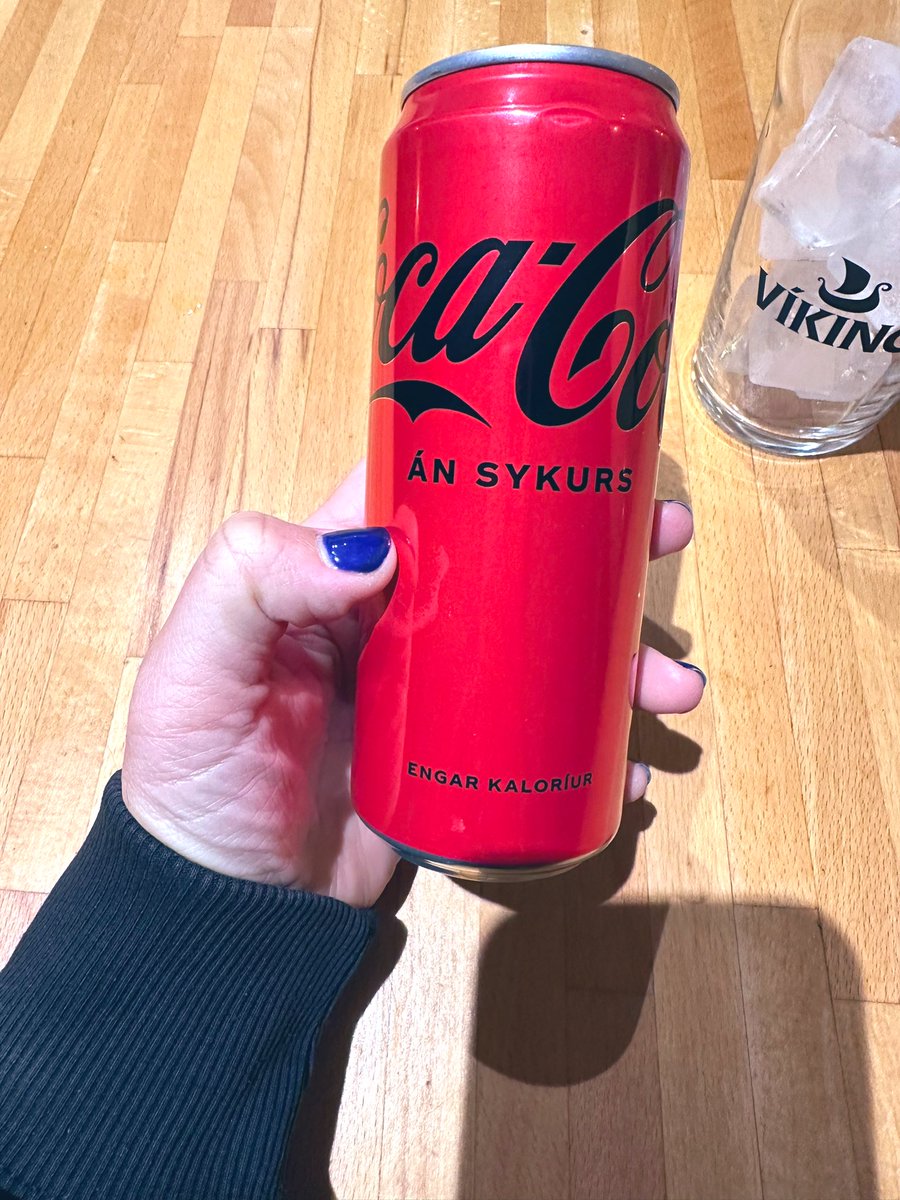 A Islàndia, amb menys de 400mil habitants, tenen la @CocaCola etiquetada en islandès. 

A Catalunya, amb 8M d’habitants, hem de prendre la beguda etiquetada en castellà. Ja m’explicareu.
