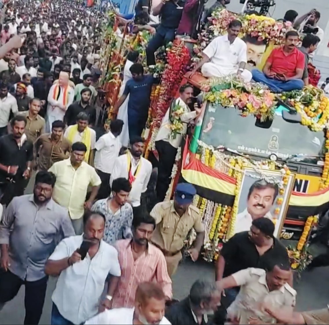 vinoandrew18's tweet photo. #VijayakanthDeath #RIPVijayakanthSir #RestinPeaceCaptain #CaptainVijayakanth https://t.co/9jzjKFZRth