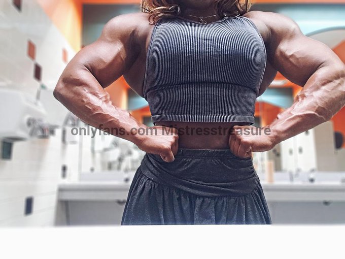 Flexing into the new year #curves #femdom #flexfriday #bodybuilding #girlswholift #muscles https://t<a href="/tag/curves"class="tags">#curves</a><a href="/tag/femdom"class="tags">#femdom</a><a href="/tag/flexfriday"class="tags">#flexfriday</a><a href="/tag/muscles"class="tags"><span>#muscles</span></a><a href="/tag/bodybuilding"class="tags"><span>#bodybuilding</span></a><a href="/tag/girlswholift"class="tags"><span>#girlswholift</span></a>