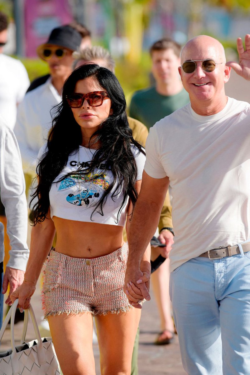 FirstCuriosity's tweet photo. St. Barts sizzles with star power! Jennifer Lopez, Jeff Bezos, and other A-listers escape to the lap of luxury for their glamorous holiday retreats.
#StBart https://t.co/8rMnXmb5qU