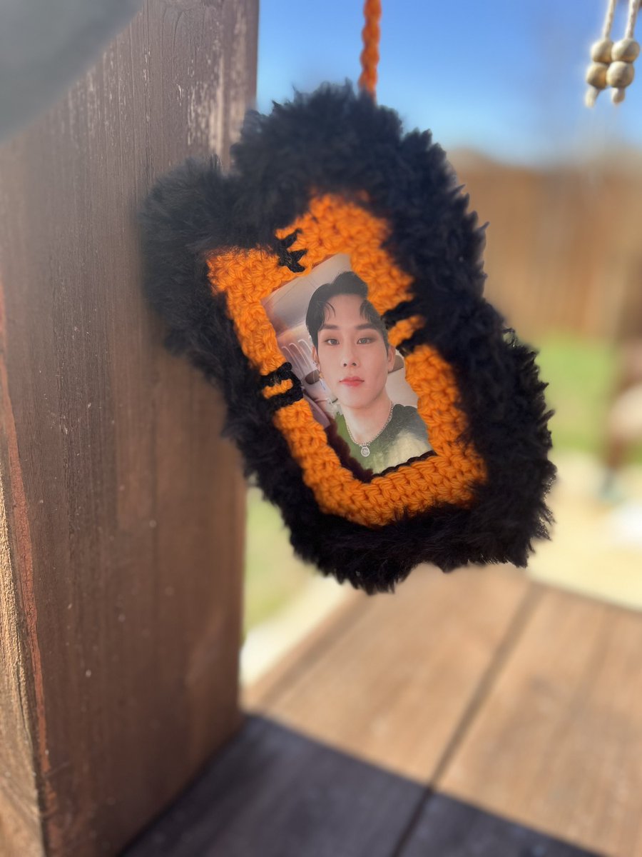 MimiWeneebebe's tweet photo. JOOBEBES‼️‼️🐯🧡

I made a tiger crochet top loader! It’s super cute with fluffy borders and a strap so you can hang it in your bag to show off your Honey Photocard! 

I have 2 available at the moment! Let me know if you are interested! 🤗
#wtsmonstax #monstaxsales https://t.co/y0fB2BTeLa