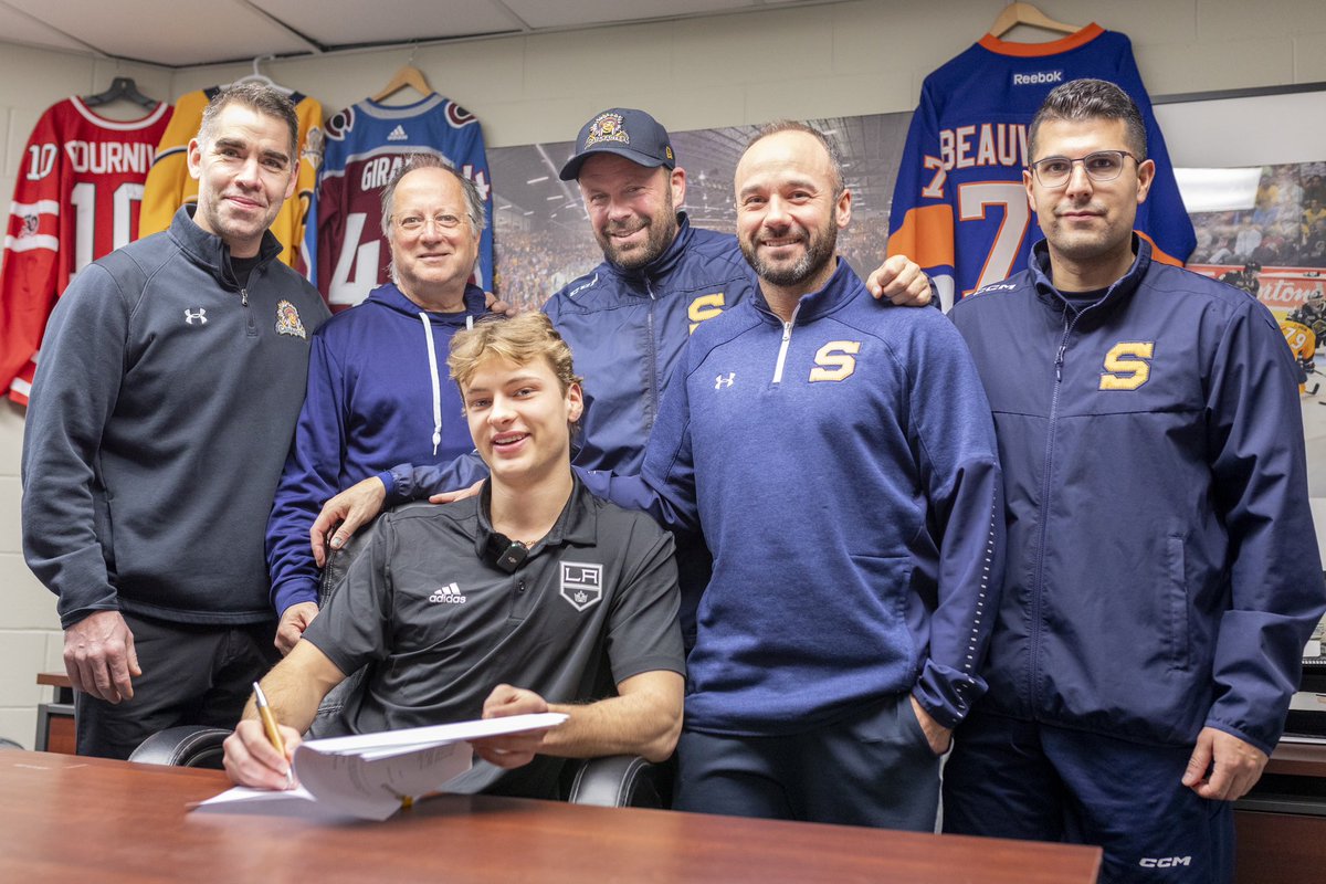 C’est un grand jour chez les Cataractes de Shawinigan, qui voient leur capitaine Angus Booth signer un premier contrat professionnel avec les Kings de Los Angeles.

Félicitations capi!🫶🏻⚡️

chl.ca/lhjmq-cataract…

#JeSuisCataractes