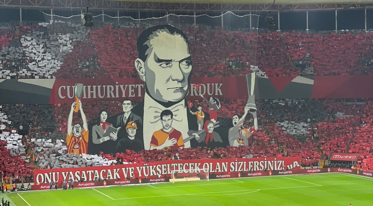 "YAŞASIN VATAN,YAŞASIN TÜRK MİLLETİ","NE MUTLU TÜRK'ÜM DİYENE"...