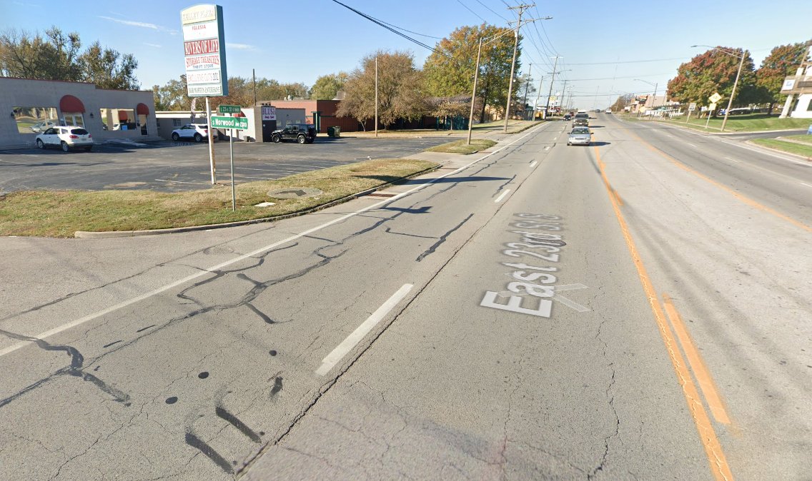 Person crossing the street killed by a car driver, 23rd Street in western Independence. Here is what this 5 lane, high speed state highway running thru the middle of a city looks like. Missing sidewalks & a mile between safe crossing is #DangerousByDesign

kansascity.com/news/article28…