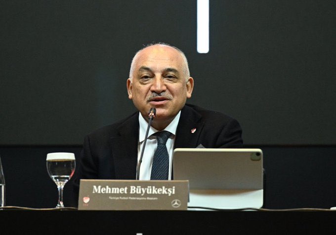 Bu geceki rezaletin tek sebebi sizsiniz!
Bizi, ite köpeğe güldürdünüz. 

Defolun gidin artık! 
“Artık yeter diyoruz yeteeeer!” 

 #GSvsFB