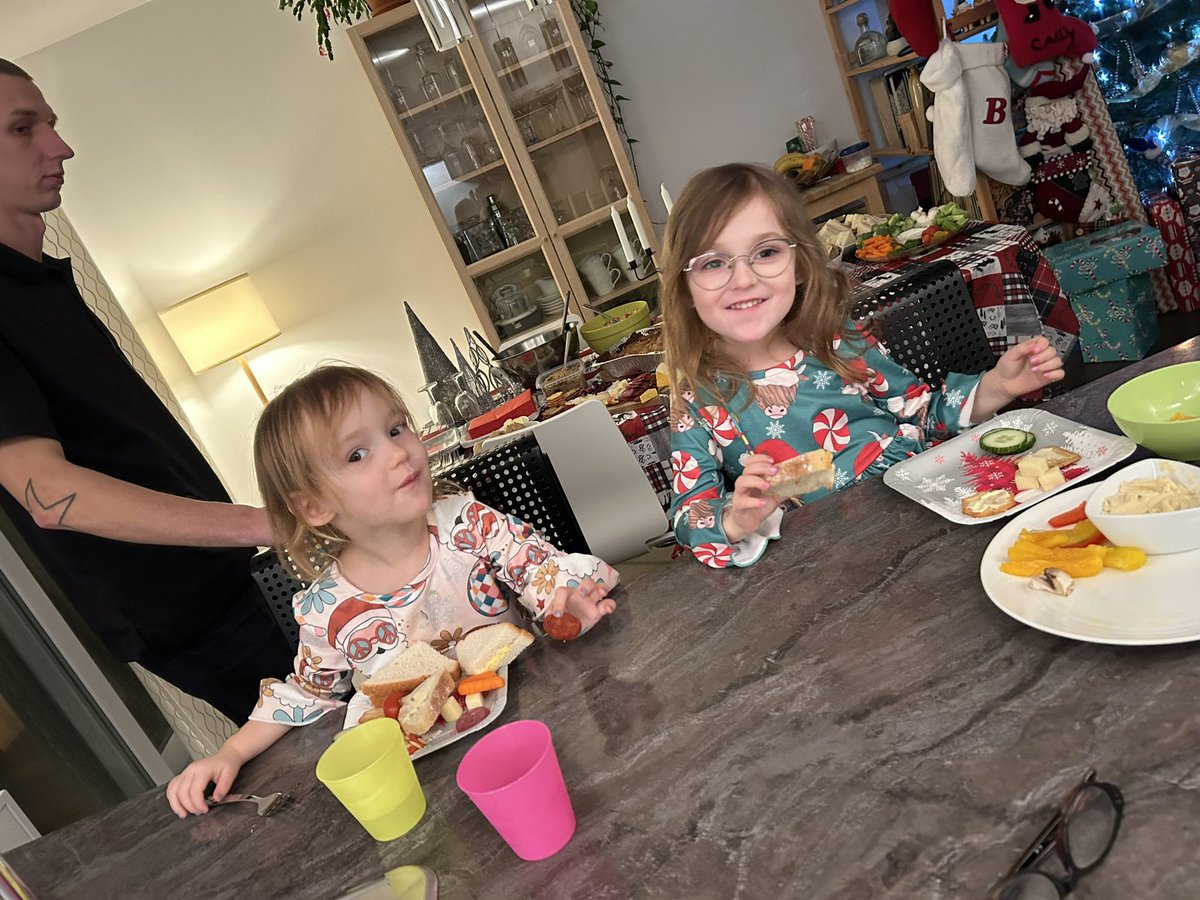 Matamich's tweet image. Little girls ❤️